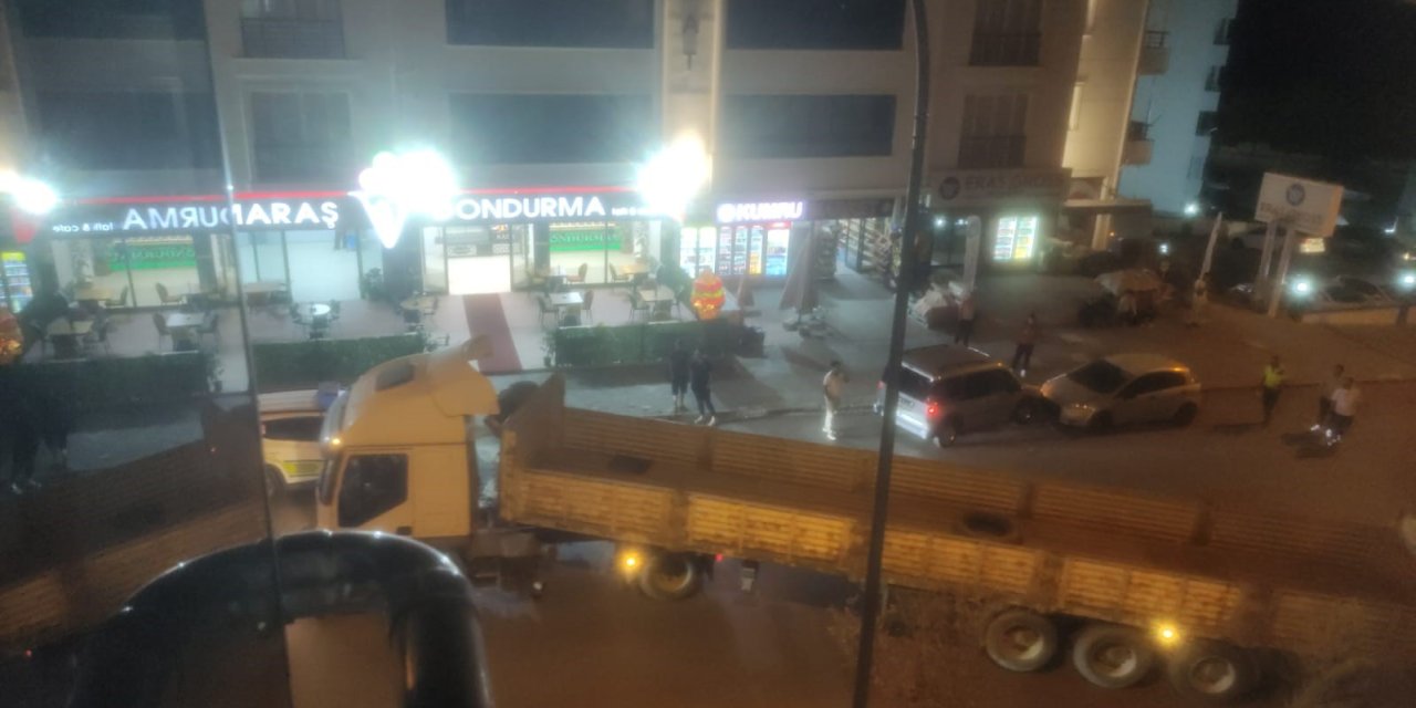 Freni çekilmeyen TIR, ortalığı birbirine kattı