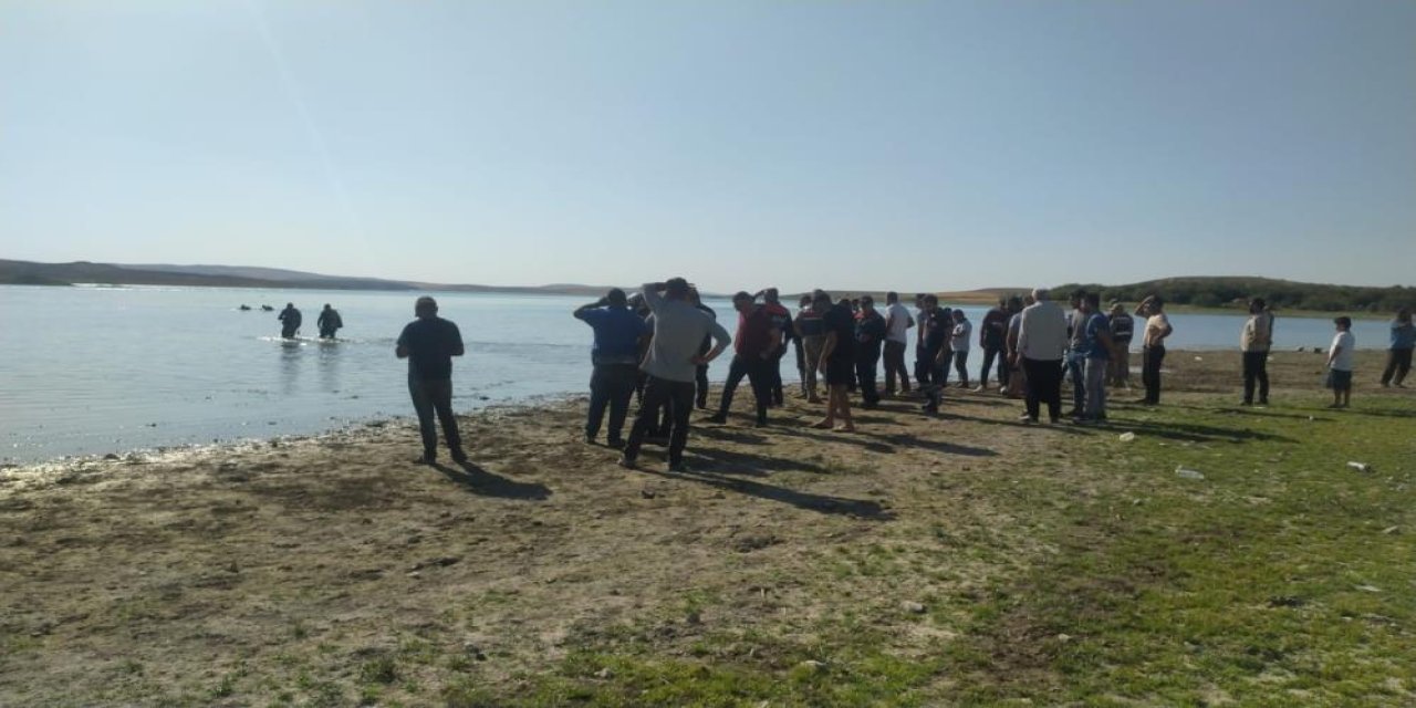 Baraj gölüne giren çocuk boğularak can verdi