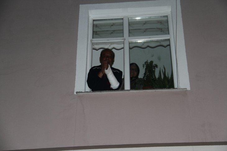 Konya'da bir vatandaş sağlık çalışanlarına alçılı koluyla alkışlayarak destek verdi