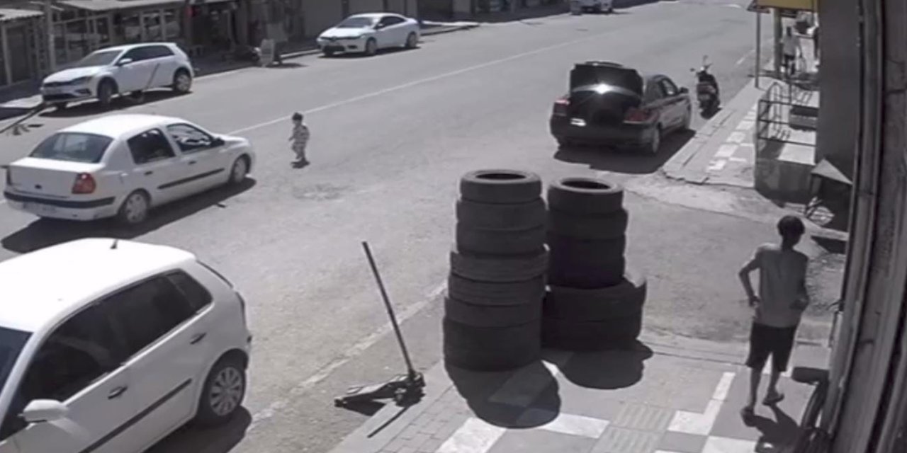 Peşinden koştular ama yetişemediler! Caddeye çıkan çocuğa araba çarptı