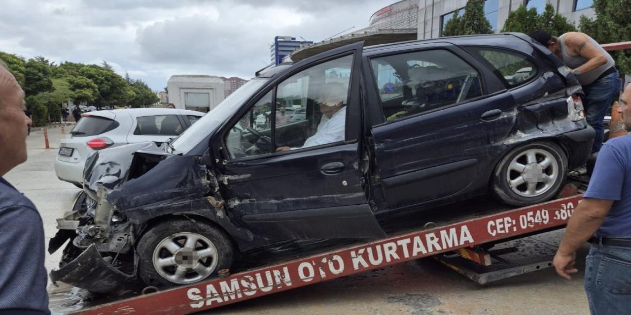 Hurdaya dönen aracından inmeyince hastaneye çekiciyle gitti