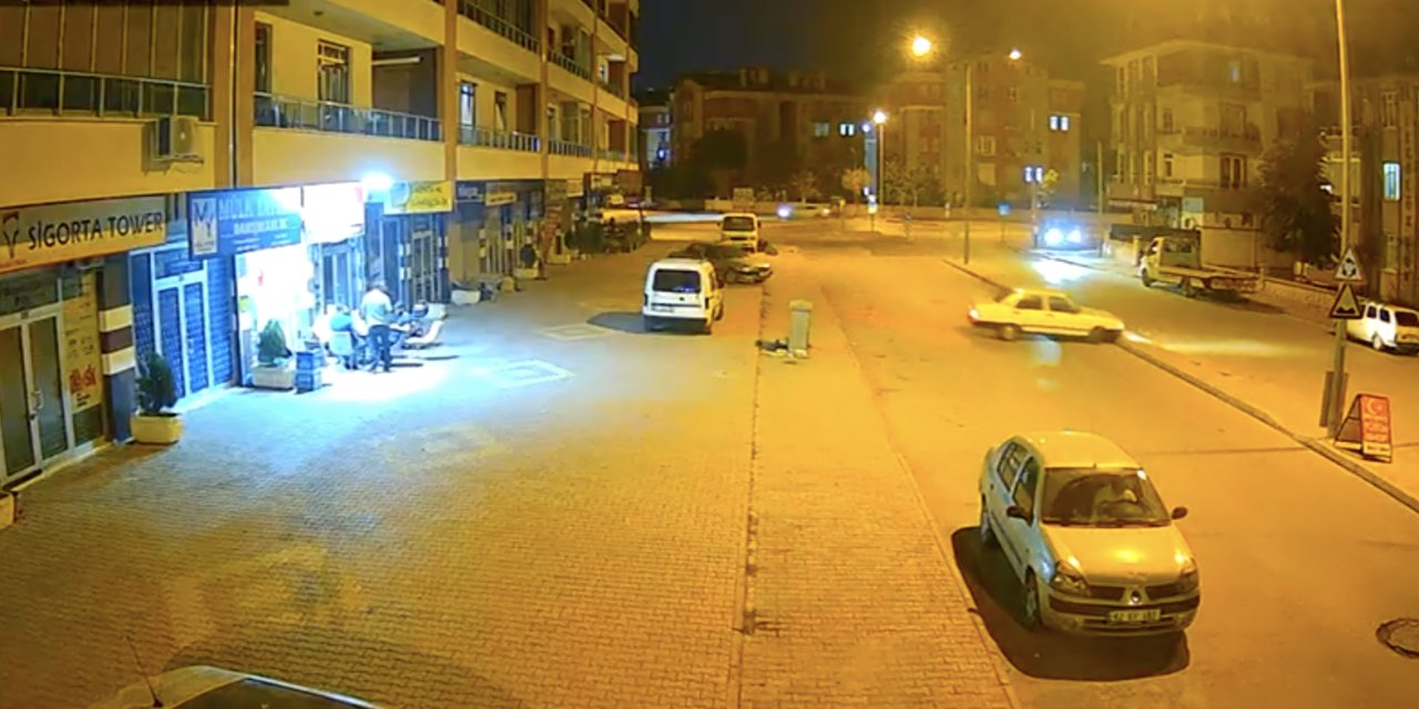 Konya’da refüje çıkan otomobil ters yönde kaçtı