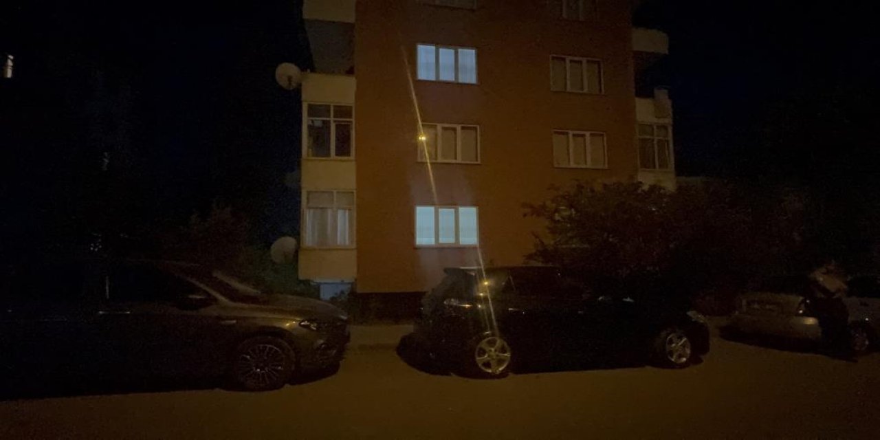 Eşini tabancayla öldürüp aynı silahla kendini vurdu