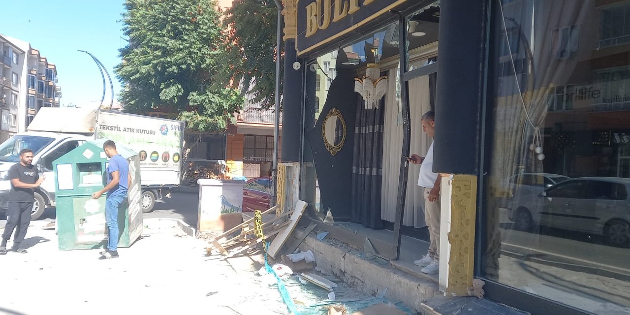 Motosiklet kamyonete çarparak savruldu! 3 yaralıdan biri Konya'ya getirildi