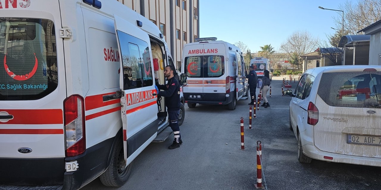 İhbara giden polis ekibi kaza yaptı: 1'i ağır 5 yaralı