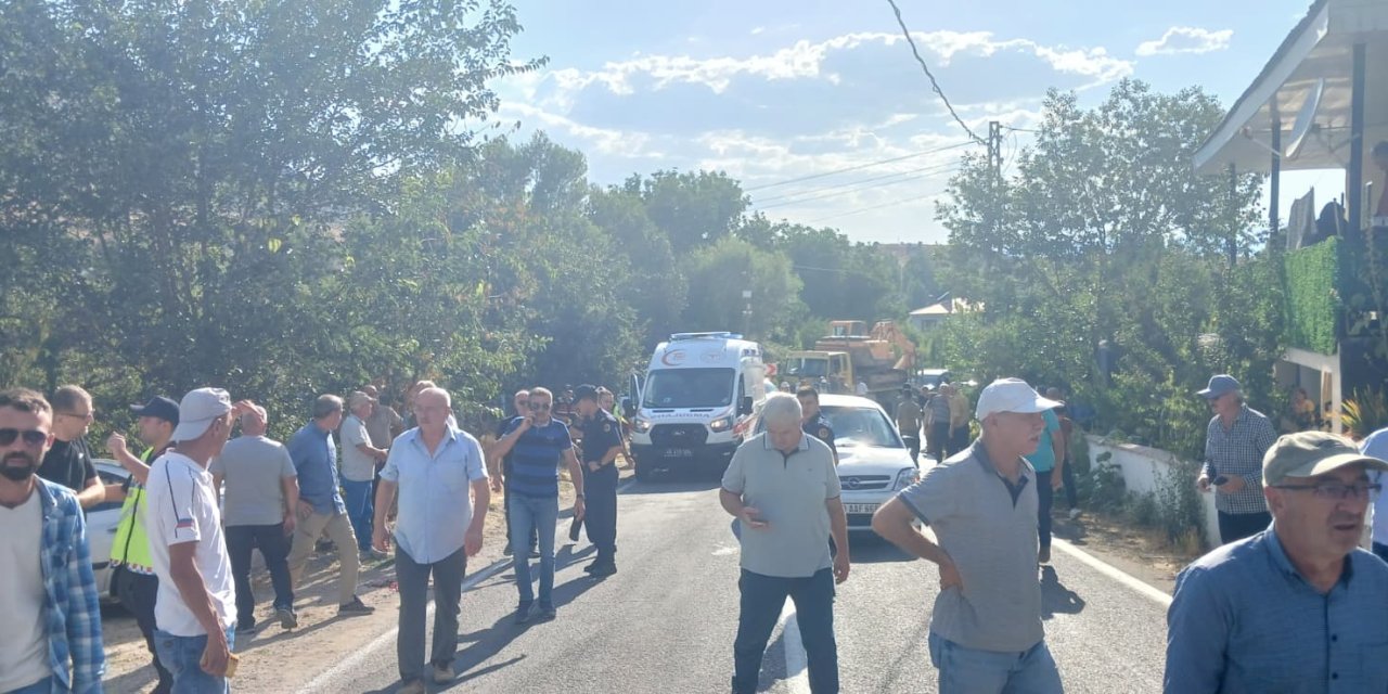 Mezarlığa gidenlere otomobil çarptı: 1 ölü, 4 yaralı