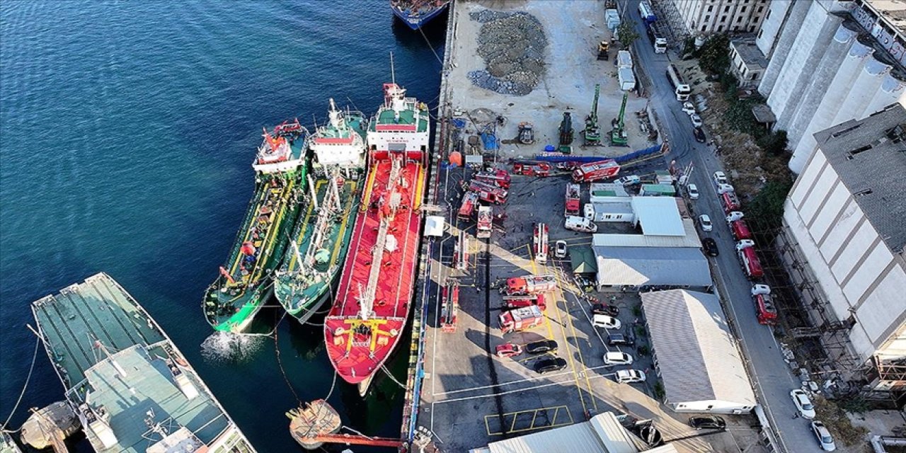 Demirli gemide çıkan yangın söndürüldü