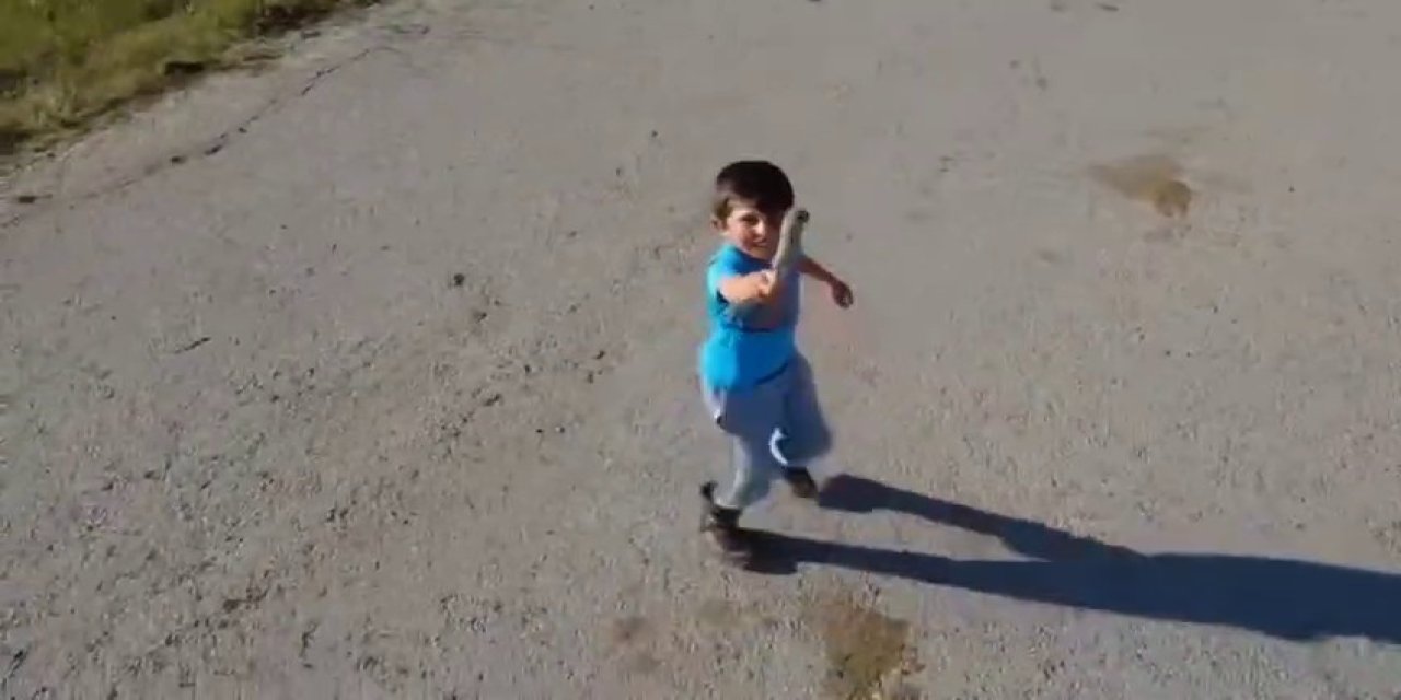 Köy yolunda tatlı telaş! Drone ve çocuk karşı karşıya