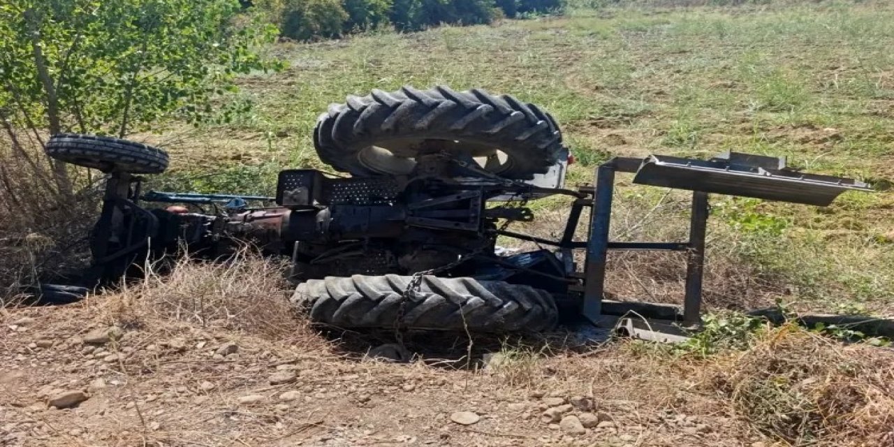 Tarlasına giderken traktörün altında can verdi