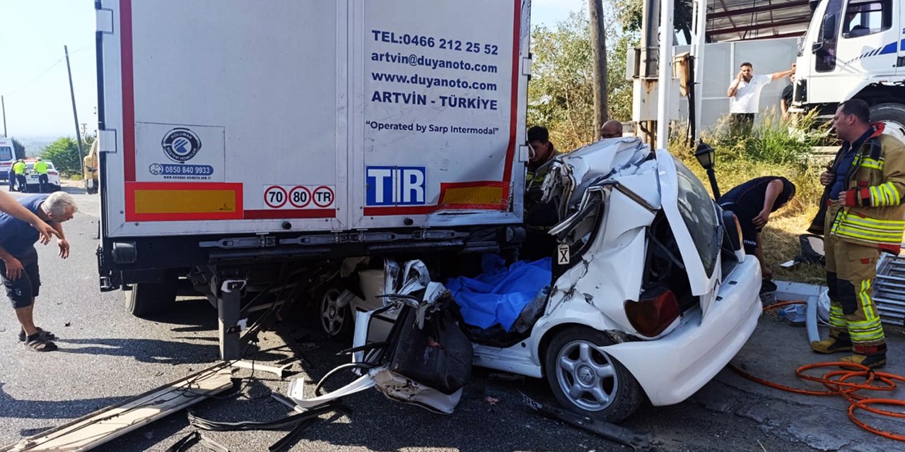 TIR’a çarpan otomobil elektrikçi 2 kuzene mezar oldu