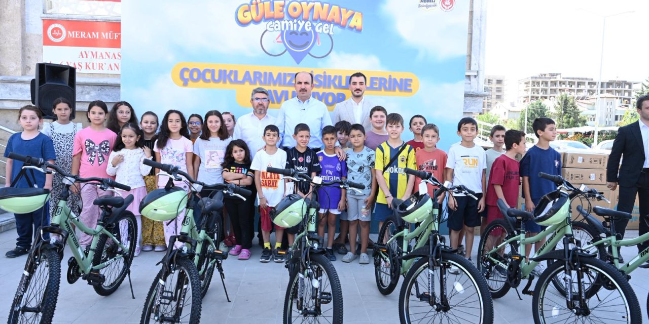 Konya’da güle oynaya camiye giden 12 bin çocuk eve bisikletle döndü