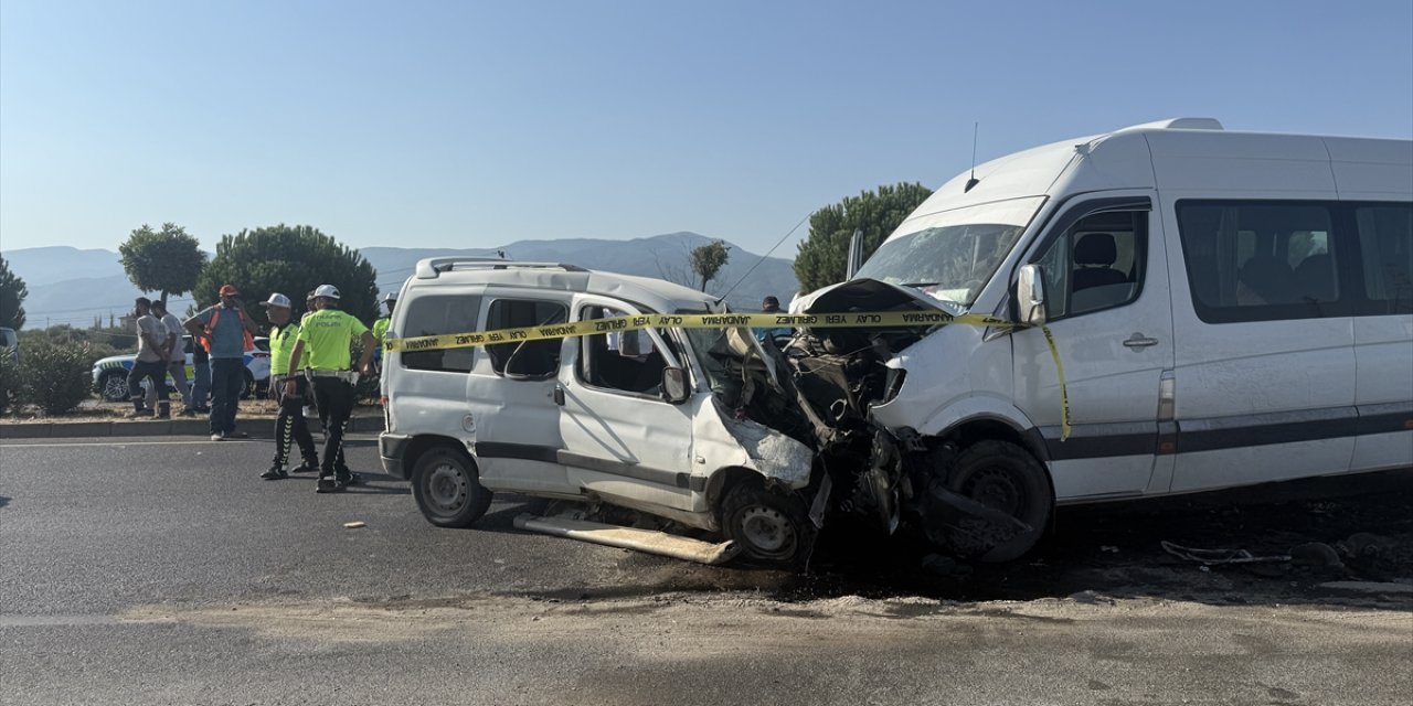 Servis aracı kazaya karıştı! Ölü ve çok sayıda yaralı var