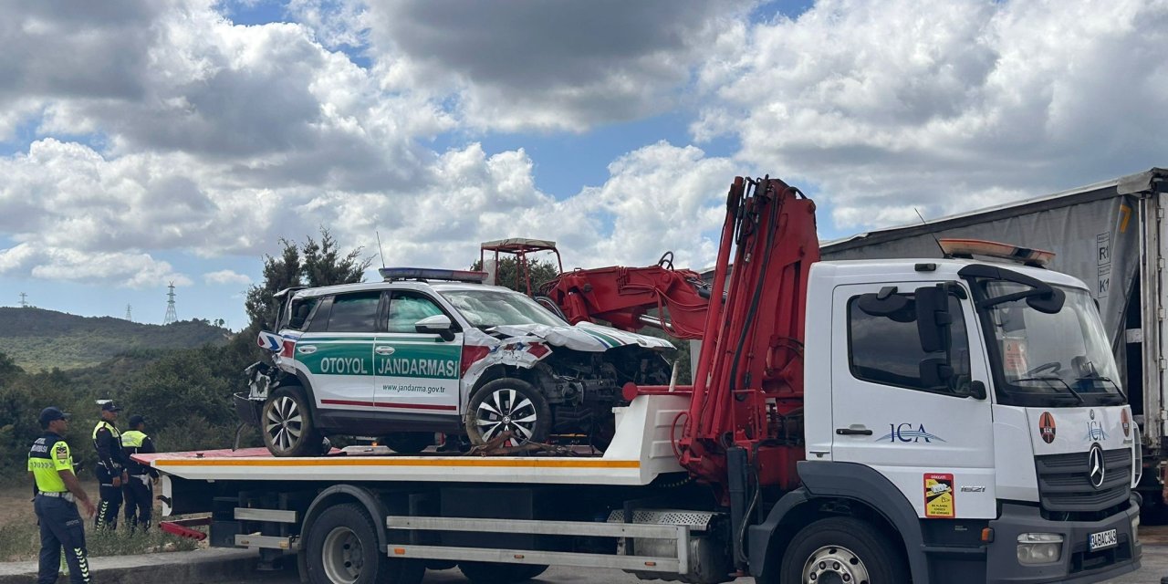 Kontrolden çıkan TIR jandarma aracına çarptı: 2'si jandarma 5 yaralı