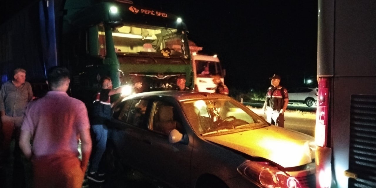 TIR'ın karıştığı zincirleme trafik kazası: 1 ölü, 3 yaralı