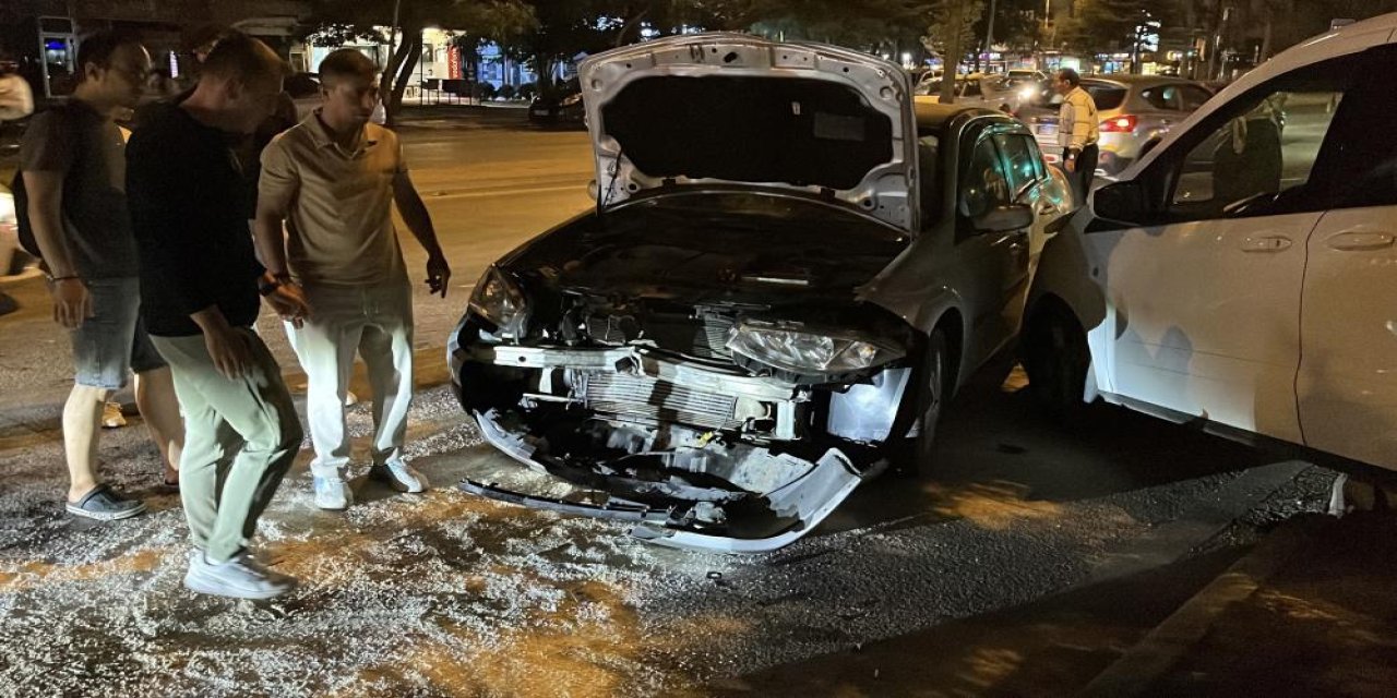 Konya’da zincirleme kaza! Araçlardan biri kaldırımdaki yayaya vurdu