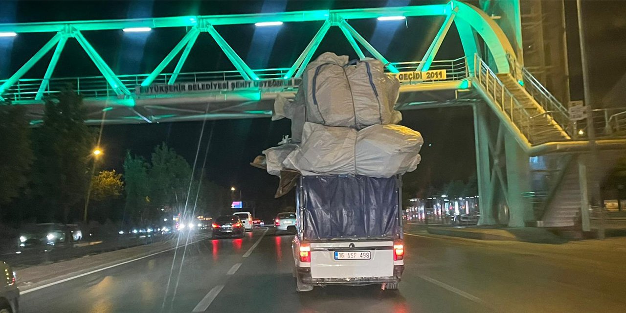 Konya trafiğinde tehlikeli yolculuk! Araçtan büyük çuval yükledi