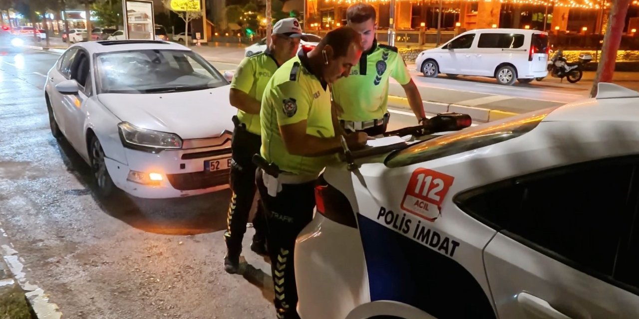 Ehliyeti alınan alkollü kadın polise zor anlar yaşattı! İfadesi pes dedirtti