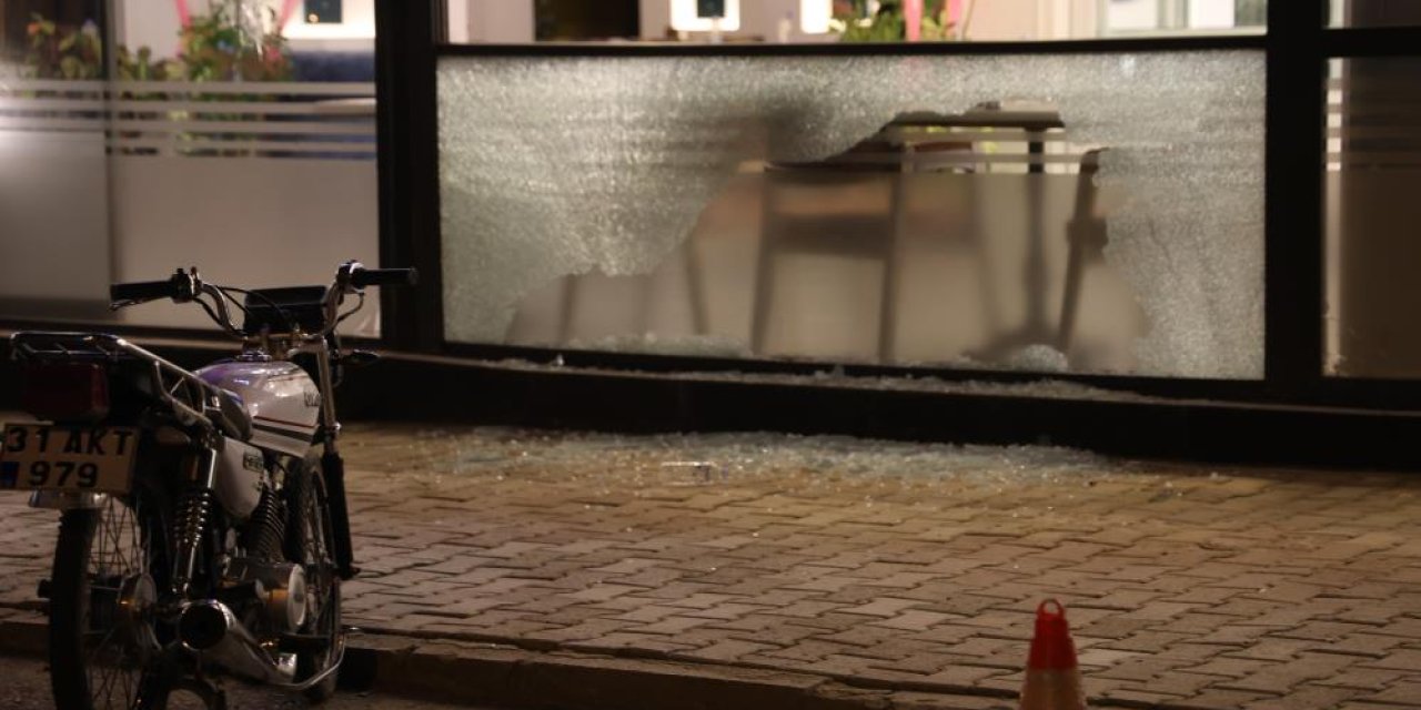 Kafeye önce motosiklet sonra otomobille kurşun yağdırdılar