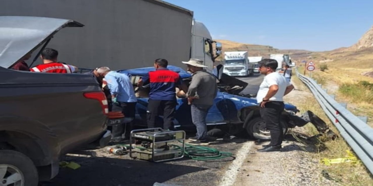 TIR’ın karıştığı feci kazada 3 kişi öldü, 2 kişi yaralandı