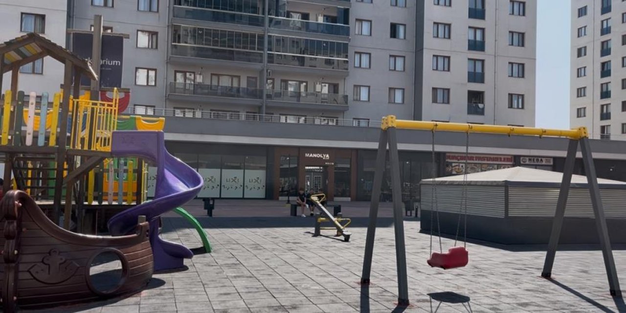 Dehşet veren olay kamerada! Parktaki çocukları kaldırıp yere fırlattı