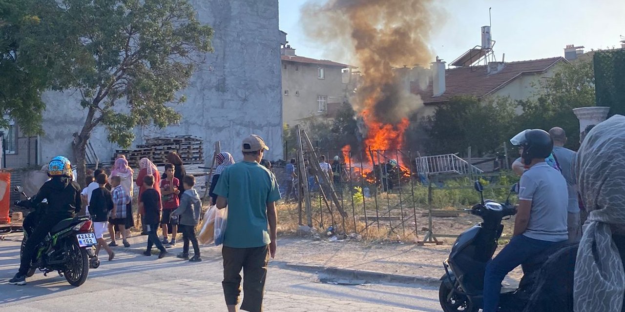 Konya’da inşaat malzemeleri alev aldı, evler son anda kurtarıldı