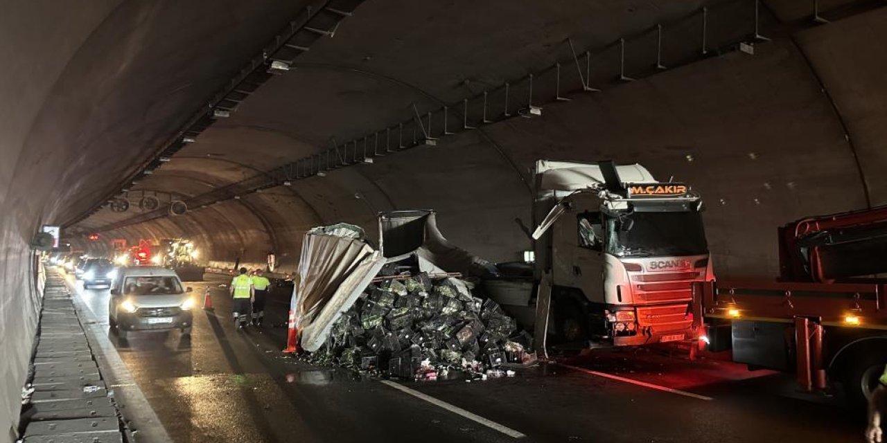 Sebze yüklü TIR tünelde devrildi