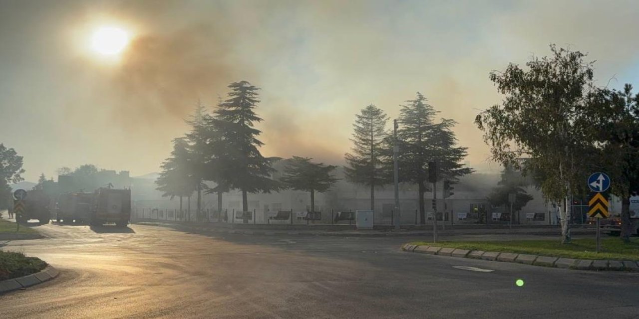 Hırdavat dükkanında çıkan yangın fabrikaya sıçradı