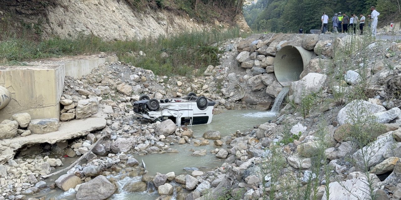Piknik dönüşü kaza: Araç dereye uçtu, 6 kişi yaralandı