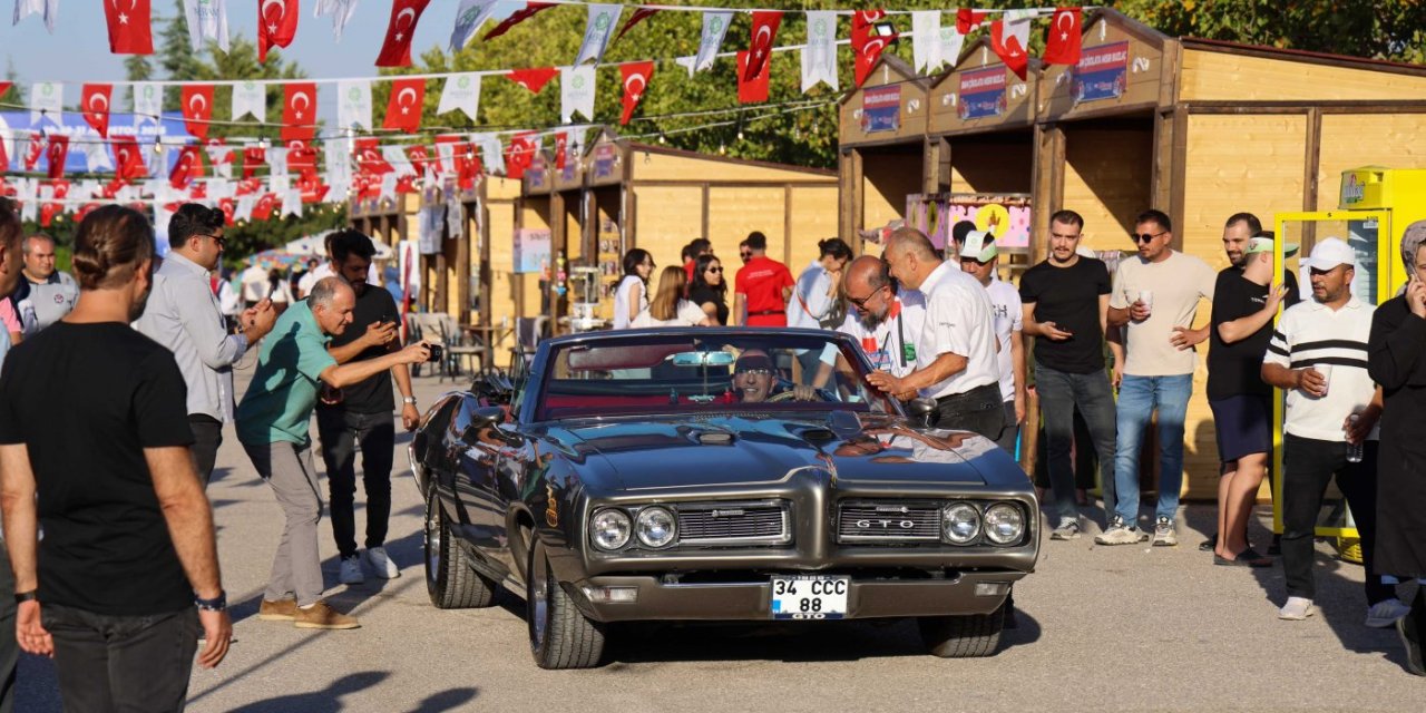 Meram’da nostalji rüzgarı esti! Klasik otomobil sergisi rekor kırdı