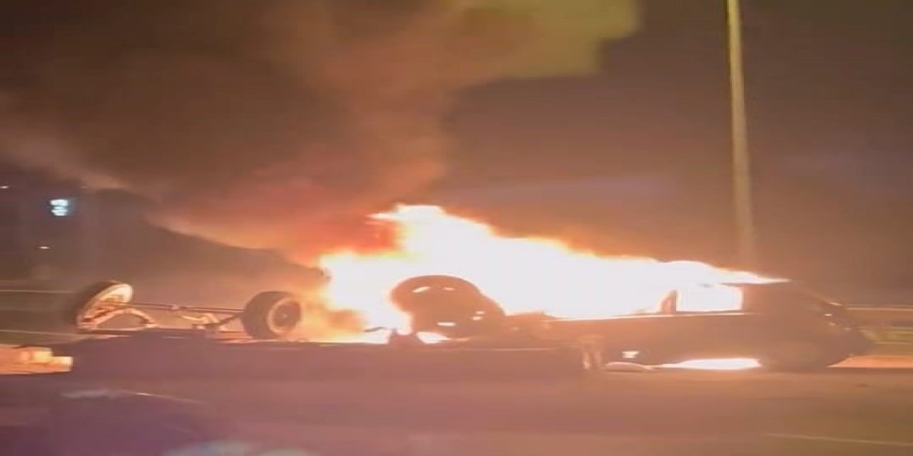 Traktöre çarpan otomobil alev aldı! Anne-kız ölümden döndü