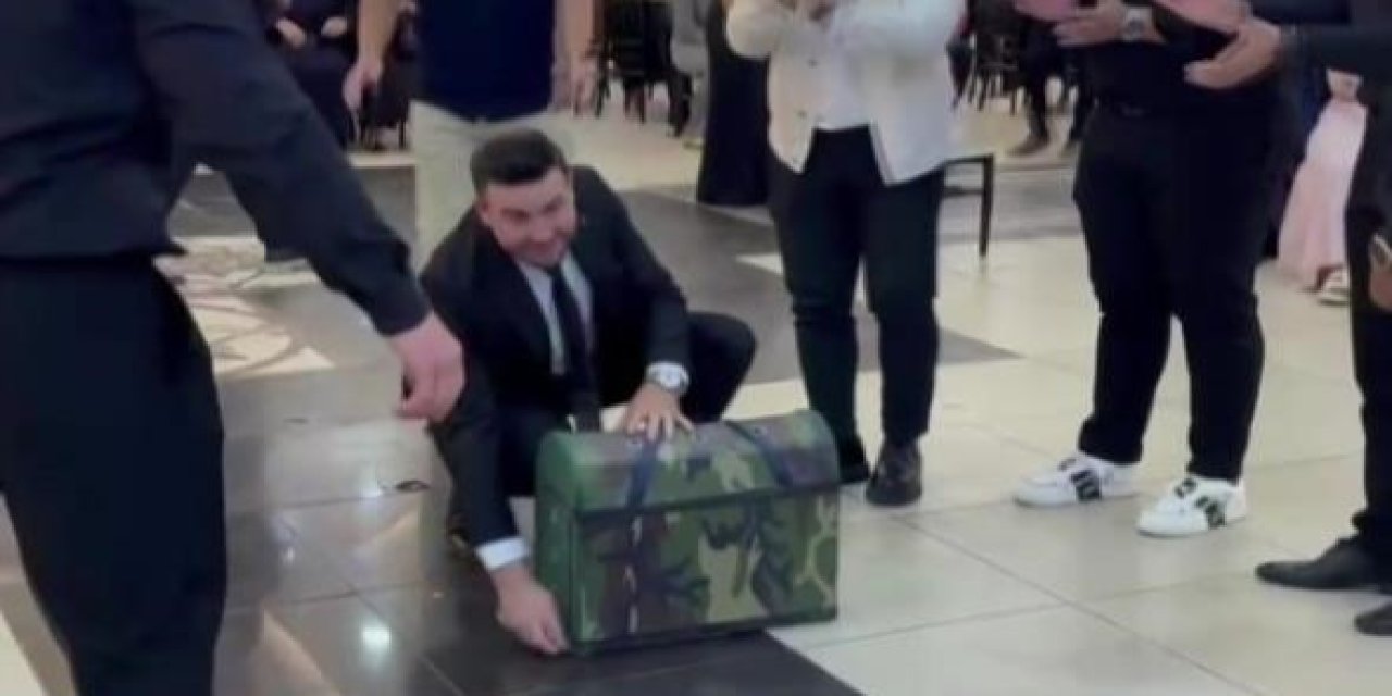 Evlenen arkadaşına 250 bin TL değerinde ilginç takı hediye etti