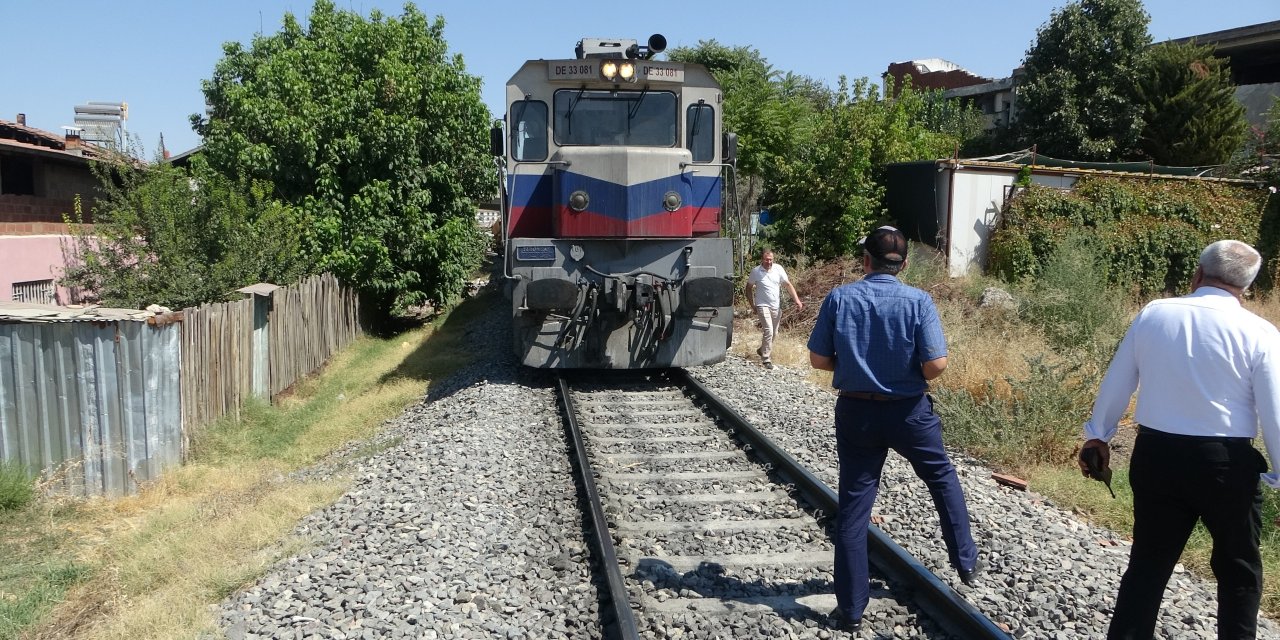 Hemzemin geçitten geçmeye çalışan adama yük treni çarptı