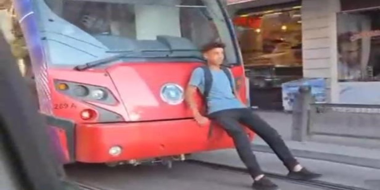Tramvay arkasında ölümüne yolculuk yapan çocuk yürekleri ağza getirdi