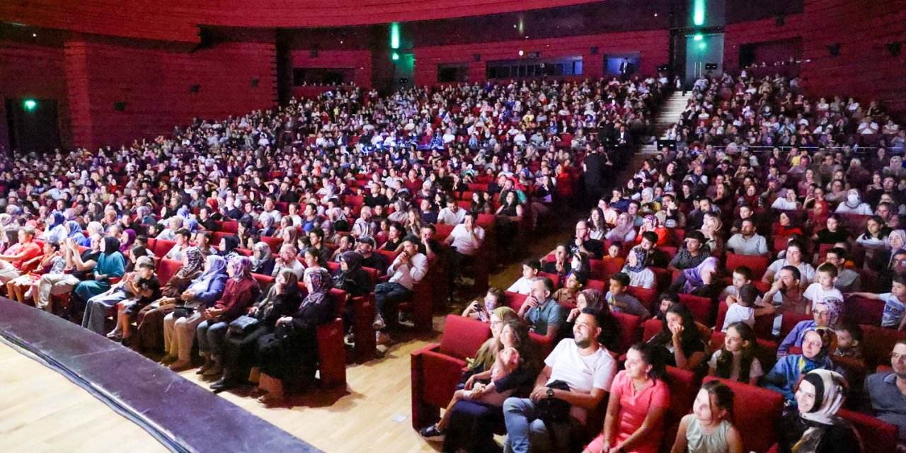 Konya sahnesinde miniklerden büyüleyen gösteri