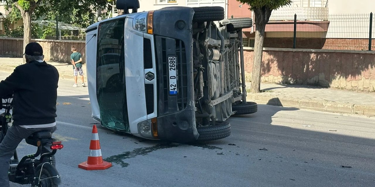 Konya’da trafik kazasında minibüs devrildi