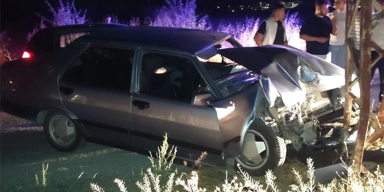 Konya'da kontrolden çıkan otomobil elektrik direğine çarptı