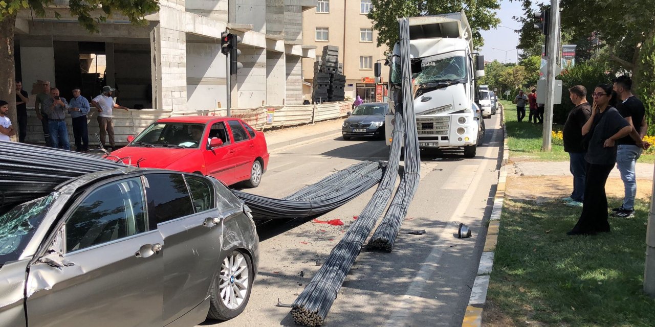 TIR’dan düşen demirler lüks otomobili hurdaya çevirdi: 2 yaralı