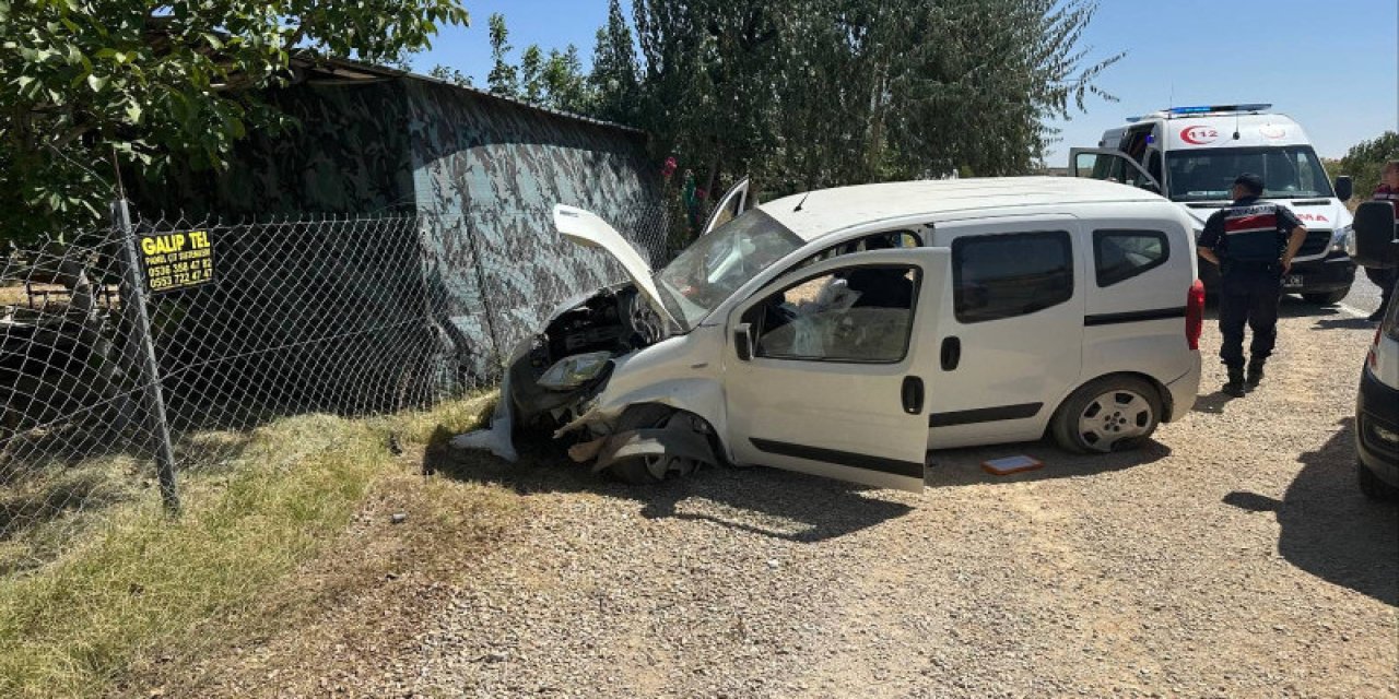 Konya’da seyir halindeki aracın lastiği patladı: Karı-koca yaralı