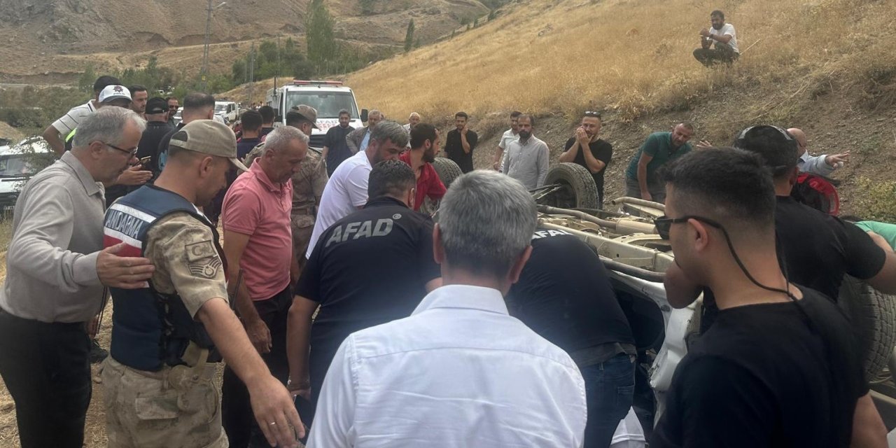 Kamyonet uçuruma yuvarlandı: 2 ölü, 1 ağır yaralı