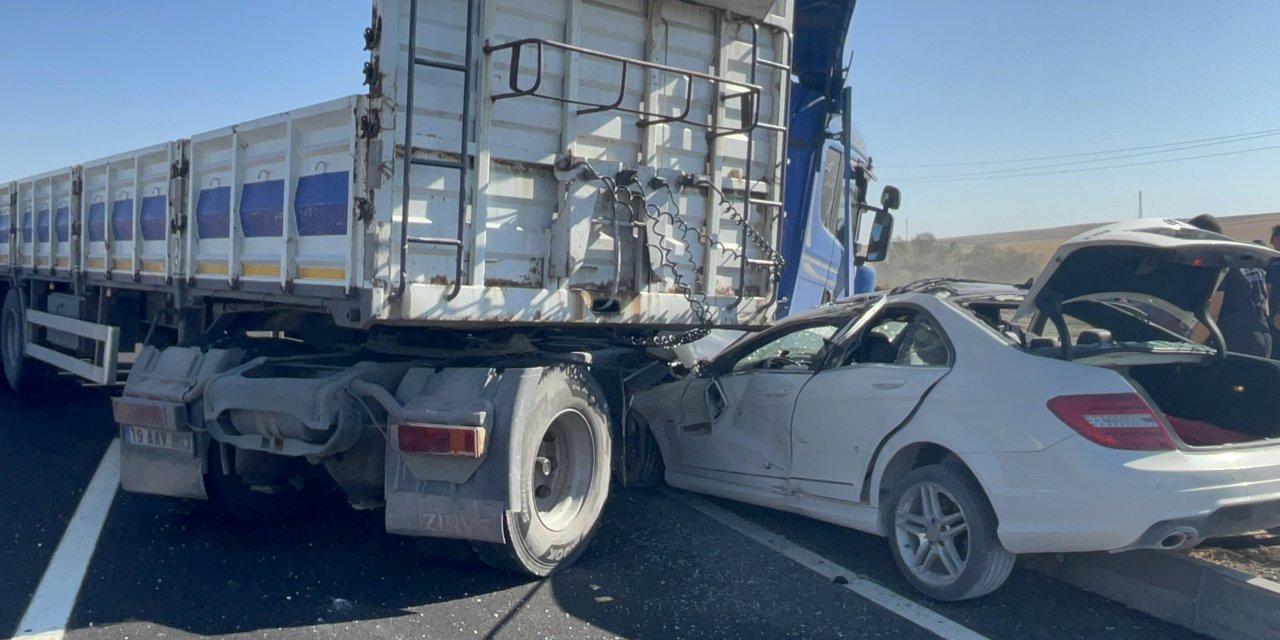 TIR’ın çarptığı otomobilin sürücüsü avukat yaralandı