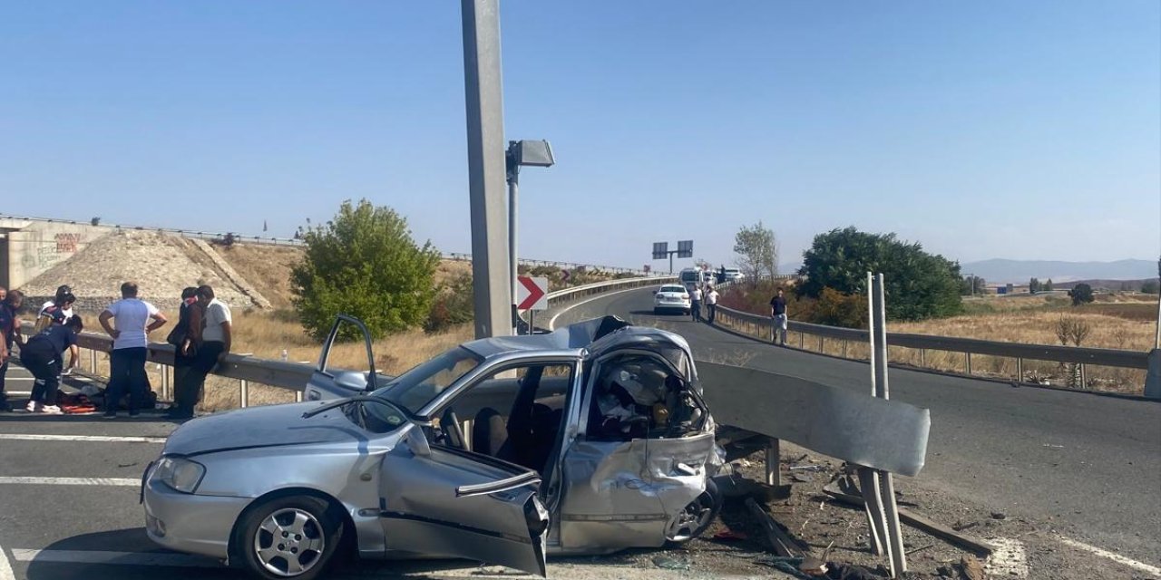 Kontrolden çıkan otomobil bariyerlere çarptı, 1 kişi hayatını kaybetti