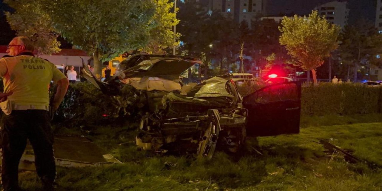 Otomobil tramvay yoluna uçtu: 1 ölü, 1 yaralı