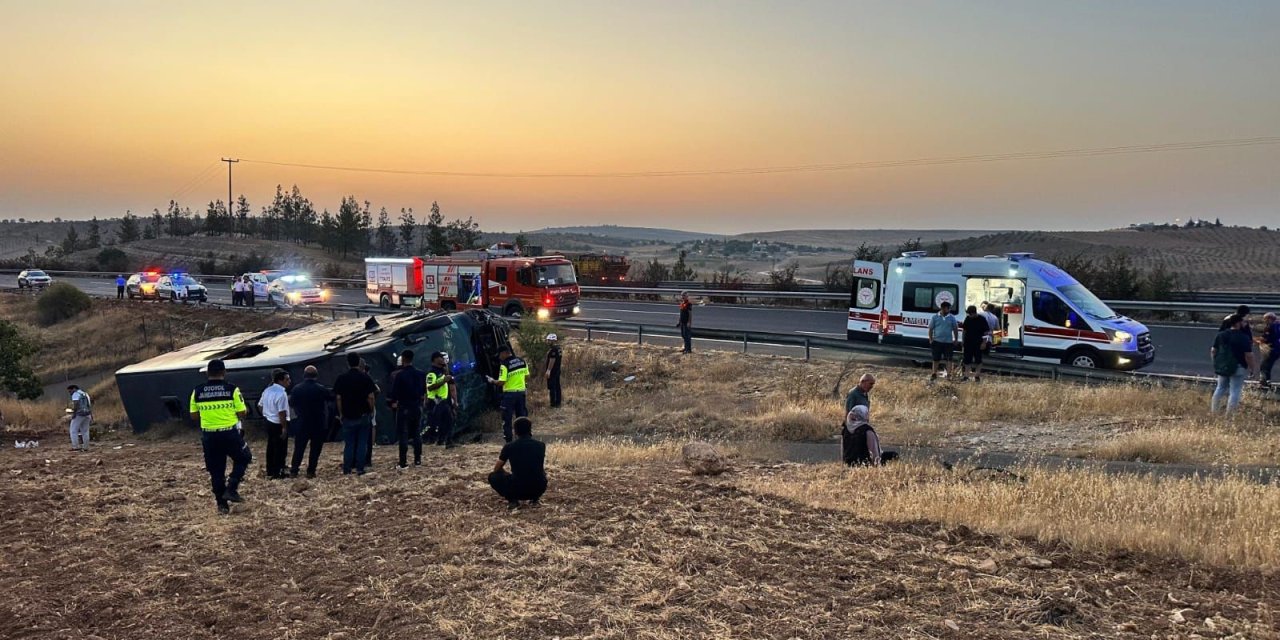 Yolcu otobüsü devrildi: 27 yaralı