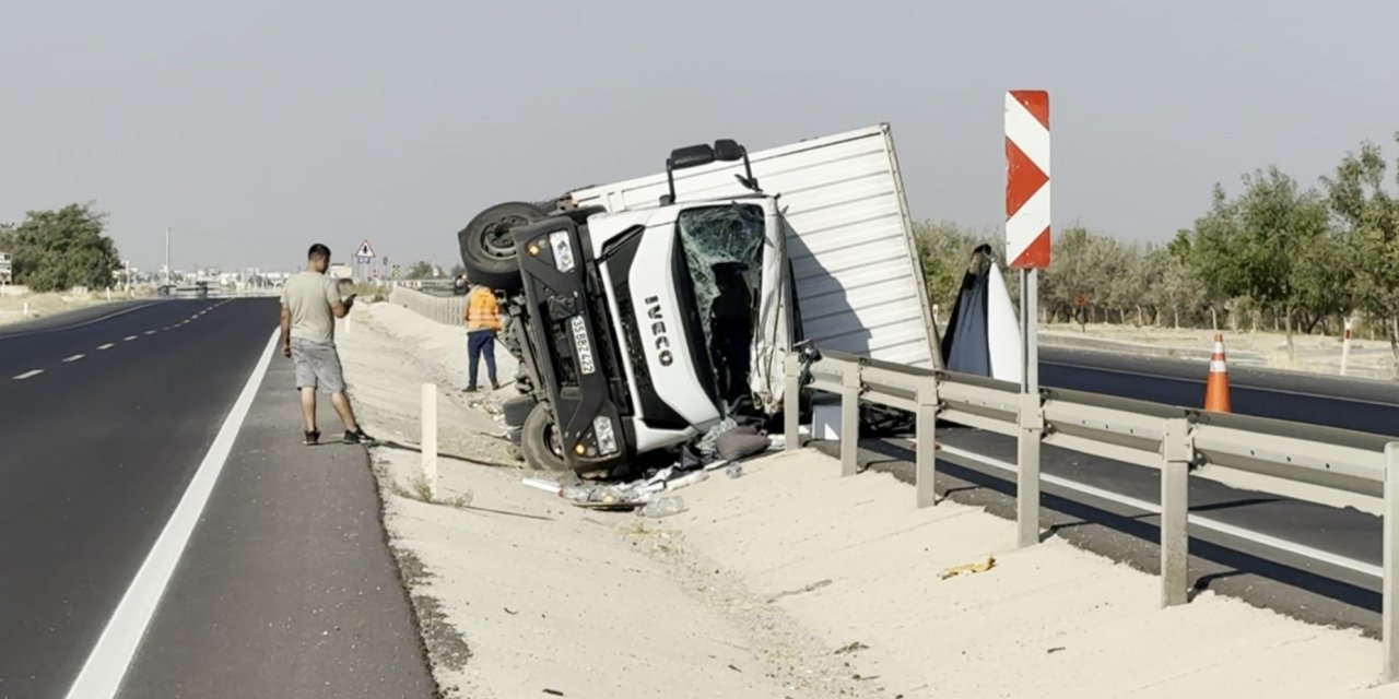 Konya yolunda kamyonet şoförünün bir anlık dalgınlığı kaza getirdi