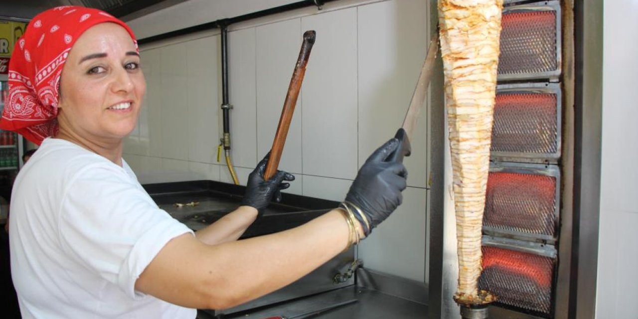 Döner bıçağını eline alan kadın, ezberleri kesti