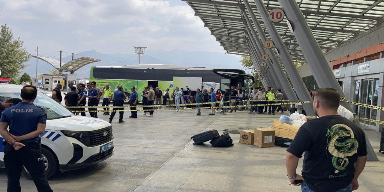 Kızını otobüs terminalinde tüfekle vurdu