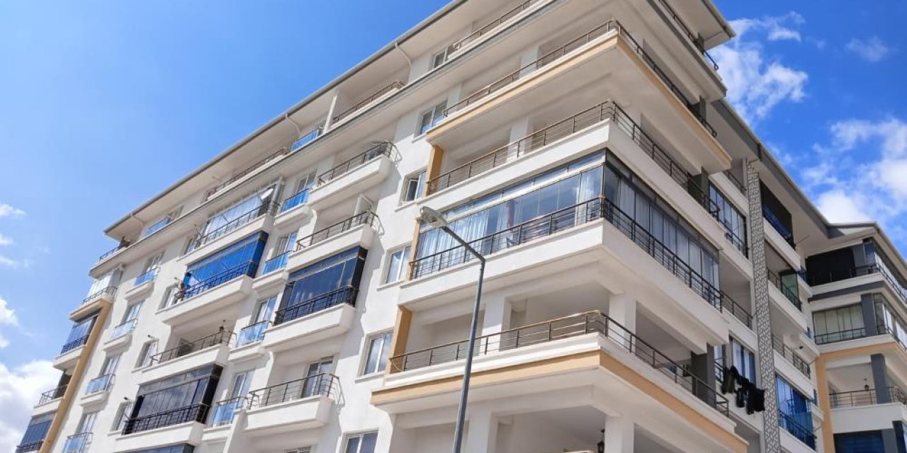 Baba, yaşları küçük olan 2 oğlunu bıçaklayıp canına kıymaya çalıştı