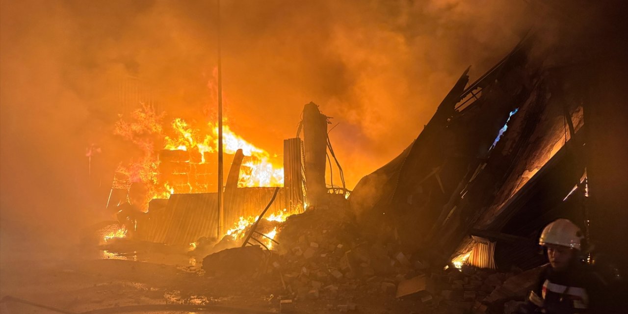 Tekstil fabrikası alev alev yandı