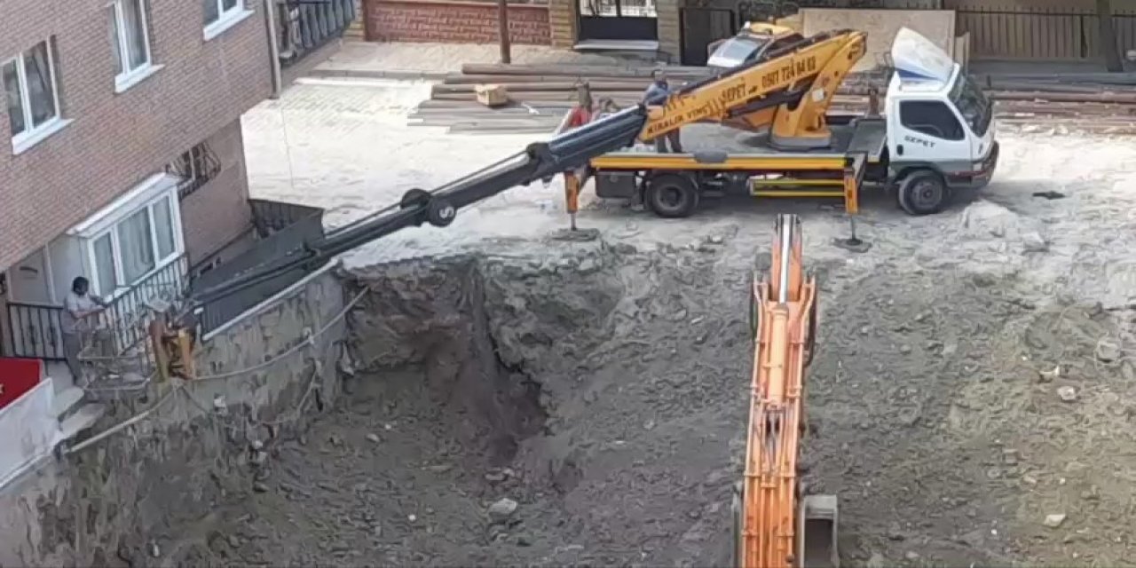 Temel kazısı sırasında bina girişi çöktü: Evlerine vinçle girdiler