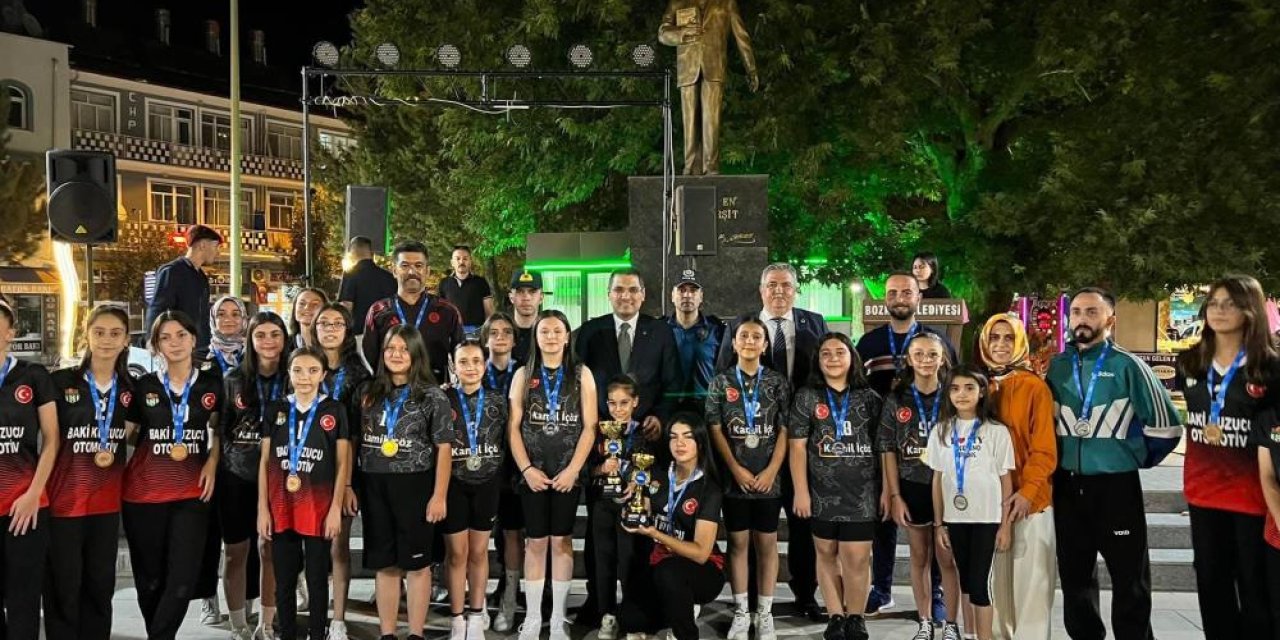 Konya Yaz Olimpiyatları’ndan kupalarla dönen gençler ilçenin gururu oldu